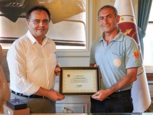 Yangında görev alan itfaiye ekibine ‘Teşekkür Belgesi’ verdi