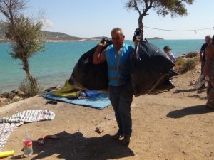 Silifke’de çıkan yangında zarar gören Boğsak mevkiinde çevre temizliği yapıldı