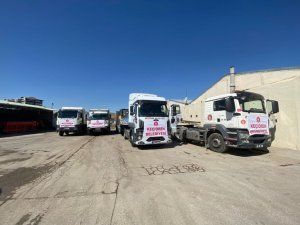 Keçiören Belediyesi afet bölgelerine 7 iş makinesi ve bir tır dolusu içme suyu sevk etti