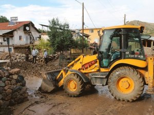 Dere taşınca sel yaşandı, o anlar kamerada