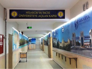 Anadolu Lisesi’nin çok amaçlı salonuna tiyatro sahnesi