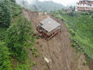 Rize’de 3 katlı bina heyelanda sürüklendi