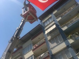 Kopmak üzere olan bayrak, yenisi ile değiştirildi