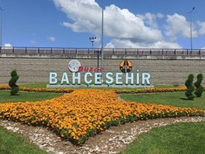 Bahçeşehir çiçeklerle bezendi