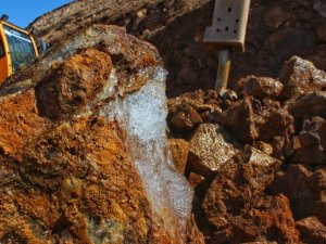 Sınır duvarı çalışmalarında binlerce yıllık yer altı buzuluna rastlandı