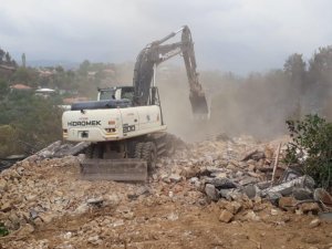 Kepez Belediyesi, Gündoğmuş’taki yıkım çalışmalarına katıldı