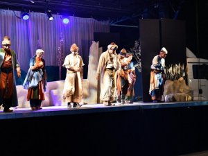 Isparta’da ‘Yunus’la Yürürken’ isimli tiyatro oyunu sergilendi