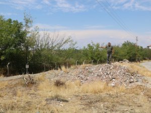 Bahçesine dökülen molozların kaldırılmasını istiyor