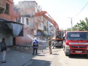 Haliliye’de riskli ve metruk yapıların yıkımı gerçekleştiriliyor