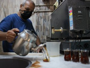 Yarım asır önce eline aldığı çay tepsisini bir daha bırakamadı