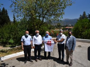 Azerbaycanlı ateş savaşçılarına Türk milli takım forması hediye edildi