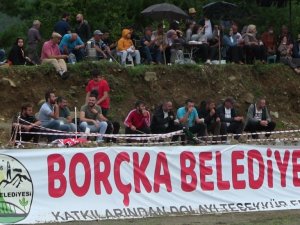 Artvin’de boğalar çamur deryasında güreşti