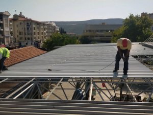 Menteşe Perşembe pazarının çatısı yenileniyor