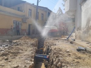 Tire’de vatandaşlar sık sık su boruların patlamasına ve suların kesilmesine tepkili