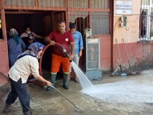 Selin vurduğu okullar eğitim-öğretime hazırlanmak için temizleniyor