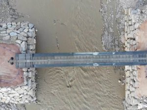 Ayancık’ta selin yıktığı köprünün yerine askeri köprü