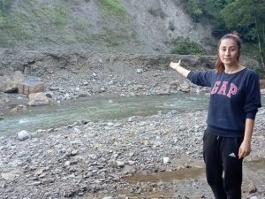 Sele kapılmaktan çöken yol sayesinde kurtuldular