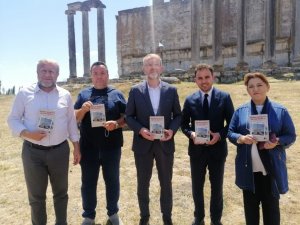 Gazeteci yazar eserini milletvekilleri ile paylaştı