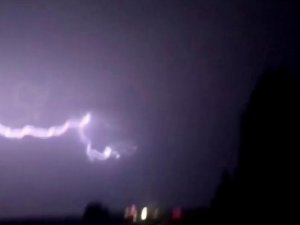 Şimşekler geceyi aydınlattı, dolu yağışı kent merkezini beyaza bürüdü