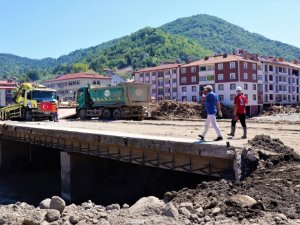 Selde yıkılan köprü yeniden inşa ediliyor