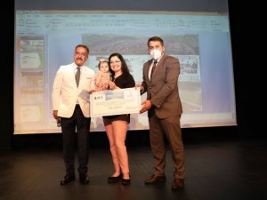 Ödülünü kucağında bebeğiyle aldı