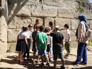 Minikler antik tiyatroyu inceledi