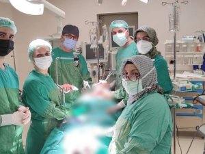 Kitle nedeni ile nefes darlığı ve yutma güçlüğü çeken hasta Fethi Sekin Şehir Hastanesi’nde sağlığına kavuştu