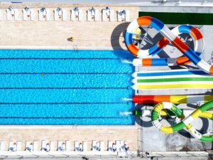 Harap halde olan plaja modern yüzme havuzu yapıldı