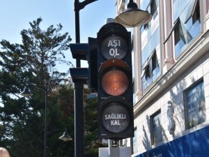 Trafik ışıklarına “Aşı Ol, Sağlıklı Kal” etiketleri yapıştırıldı