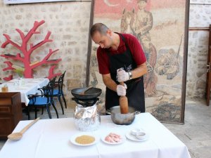 Bu yemek tokmakla dövülüyor