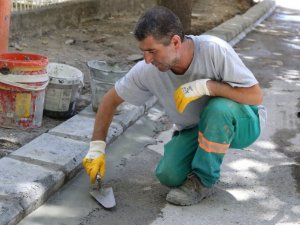 Kaldırımlar yenileniyor