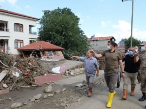 Vali Ayhan afet bölgesinde yaraları sarıyor