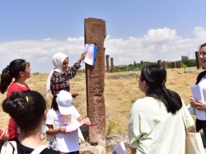 Öğrenciler tarihi mezar taşlarının üzerindeki sembolleri çizdi