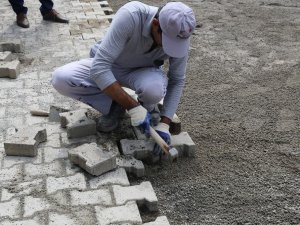 Erzincan’da tahrip olmuş yollarda asfalt yama çalışması sürüyor