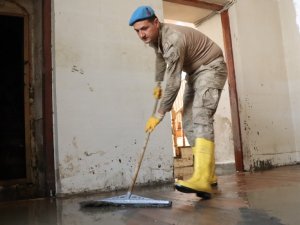 Mehmetçik bu kez camiyi Cuma namazına yetiştirmek için kolları sıvadı