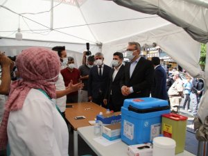 Vali Ekinci, aşı uygulama noktasında vatandaşlarla bir araya geldi