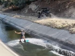 Sulama kanalında ATV ile sörf yaptı