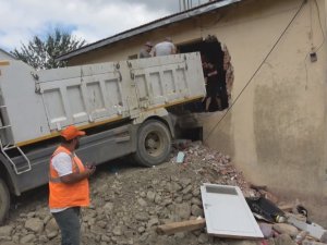 Babaçay’da yıkım öncesi vatandaşlar eşyalarını kurtarmak için evlere girdi