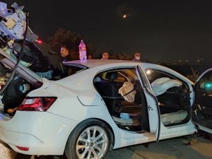 Otomobil bariyerlere ok gibi saplandı: 4 yaralı