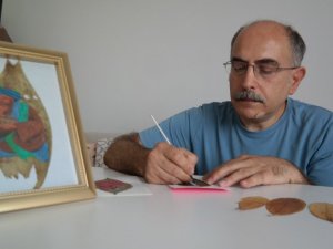 Yaprakları tuval gibi kullanıp hat ve minyatür figürler işliyor
