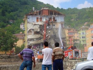 Vatandaşların anılarını geride bırakıp çıktığı o bina yıkılıyor