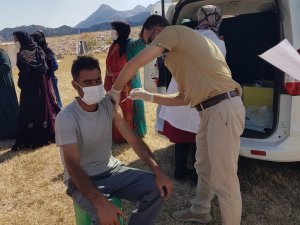 Derebucak’ta mevsimlik tarım işçileri çadırlarında aşılandı