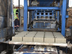 Toroslar Belediyesi kilit parke taşını kendi üretiyor