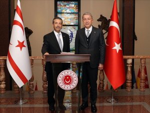 Bakan Akar, KKTC Dışişleri Bakanı Ertuğruloğlu ile görüştü