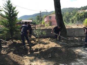 Jandarma ekipleri, selden etkilenen camiyi temizledi