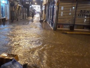 Kastamonu’da sağanak etkili oldu, cami ve iş yerlerini su bastı