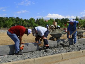 Erzincan’da kaldırım, asfalt çalışmaları hız kazandı
