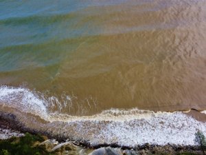 Sel bölgesinde etkili olan sağanak yağış denizi kahverengiye bürüdü