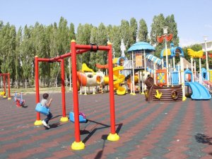 Van Büyükşehir Belediyesi parklardaki oyun gruplarını yeniledi