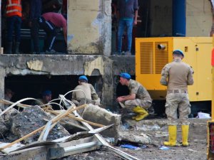 Selin yerle bir ettiği ilçede izlerin silinebilmesi için cansiparane çalışılıyor